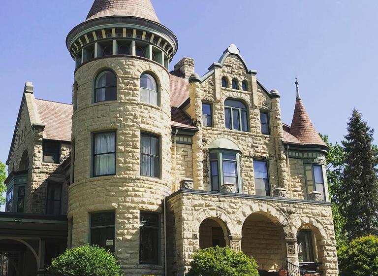 Castle La Crosse Bed And Breakfast