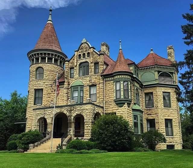Castle La Crosse Bed And Breakfast