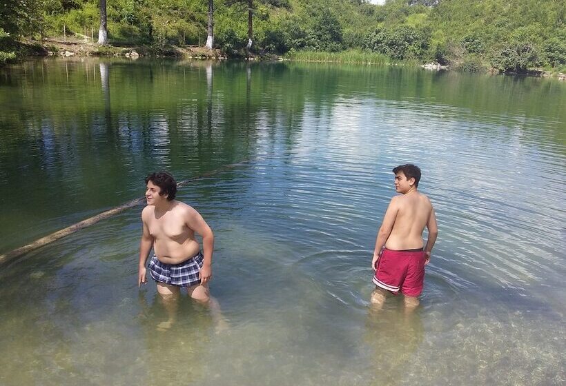 تختخواب و صبحانه Manana