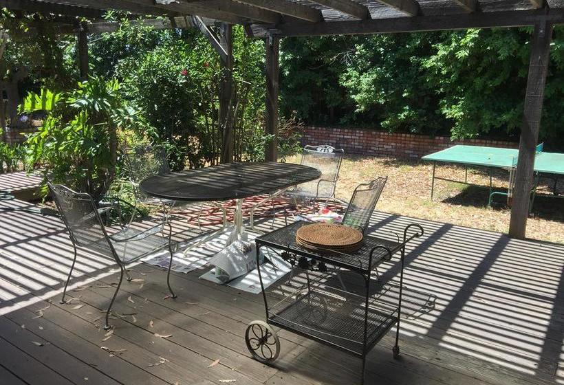 Bed and Breakfast Saratoga House Cars Available