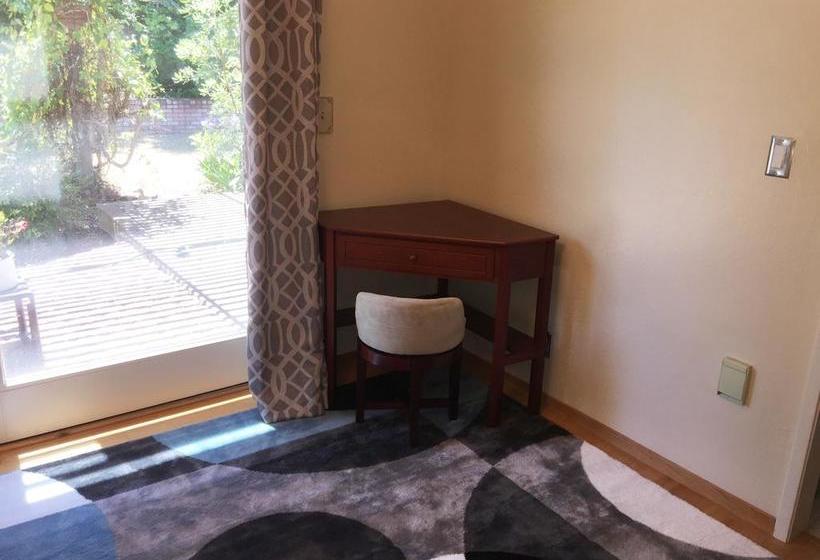 Bed and Breakfast Saratoga House Cars Available