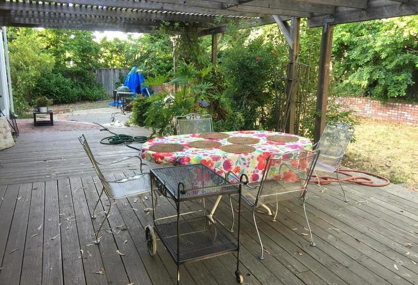 Bed and Breakfast Saratoga House Cars Available