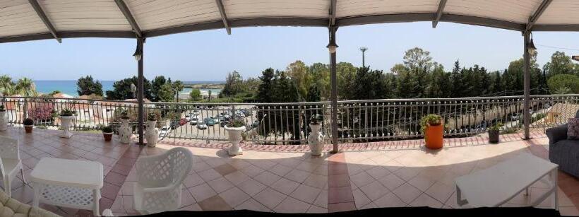 בית מלון כפרי Arenella Beach Rooms