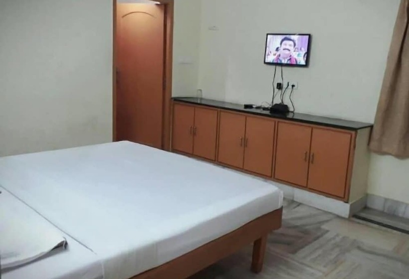 هتل Krishna Grand Inn