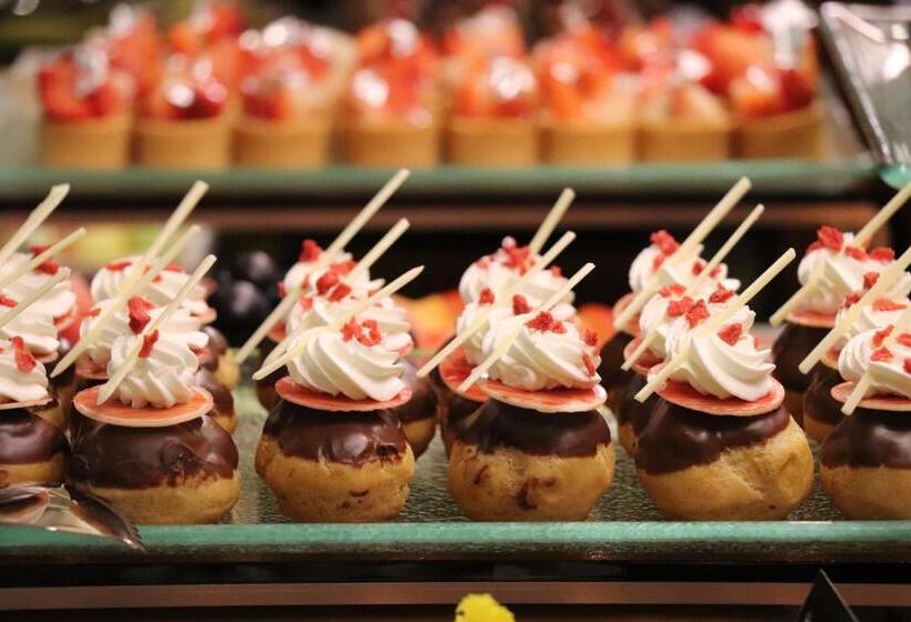 Отель Pearl Rotana Capital Centre