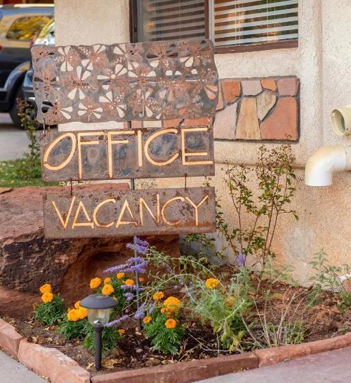 فندق Red Rock Inn Cottages