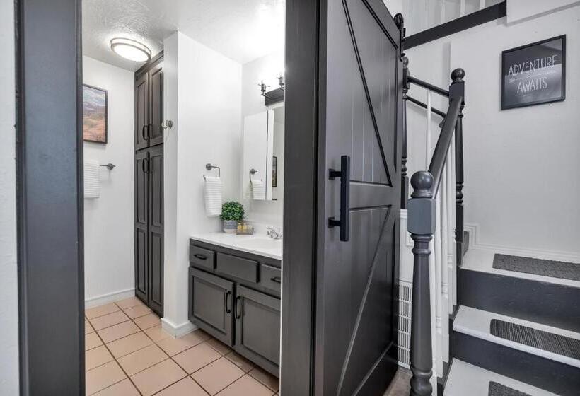 فندق Red Rock Inn Cottages