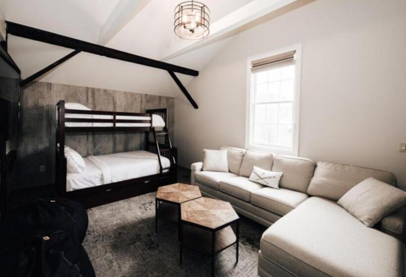 בית מלון כפרי The Railroad Inn