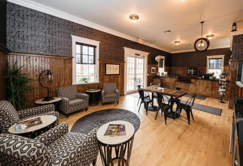 בית מלון כפרי The Railroad Inn