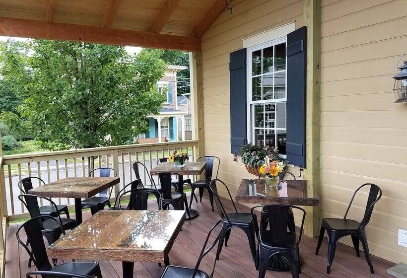 בית מלון כפרי The Railroad Inn