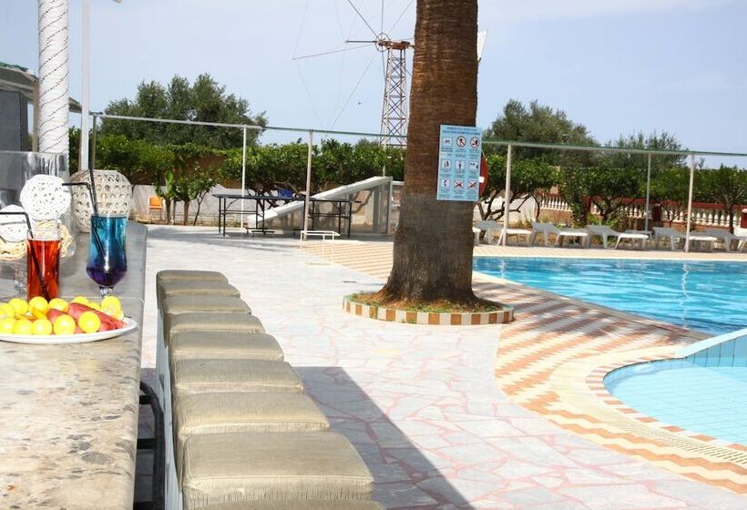 ホテル Triton Garden