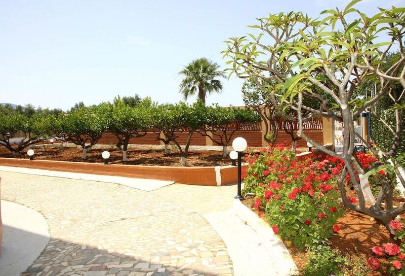 ホテル Triton Garden