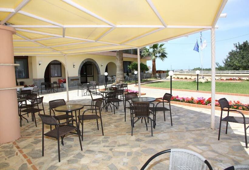 ホテル Triton Garden