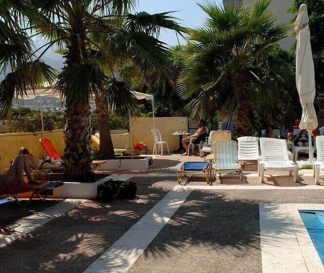 ホテル Triton Garden