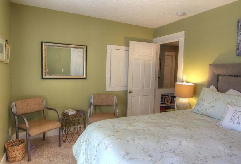 Huckleberry Hill Bed And Breakfast