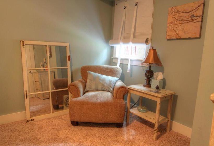 Huckleberry Hill Bed And Breakfast