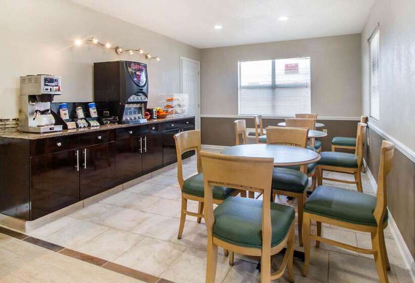 فندق على الطريق Econo Lodge