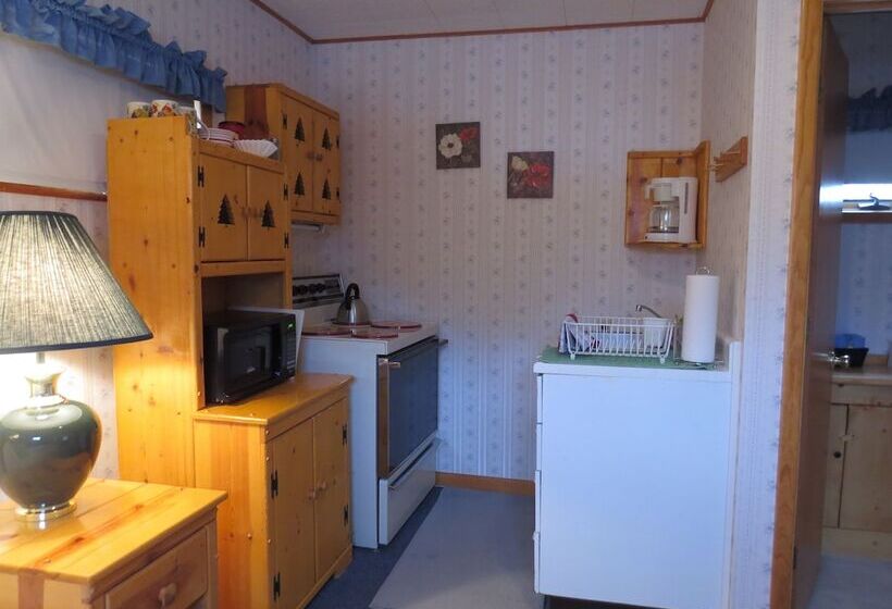 فندق على الطريق The Pines Country Inn