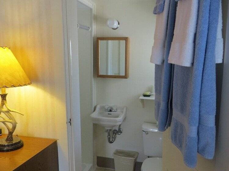 Мотель The Pines Country Inn