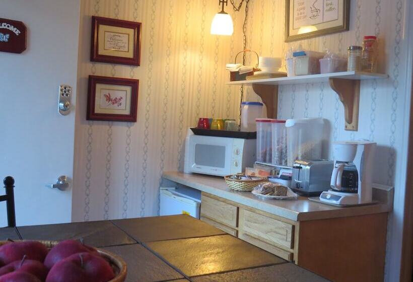 فندق على الطريق The Pines Country Inn