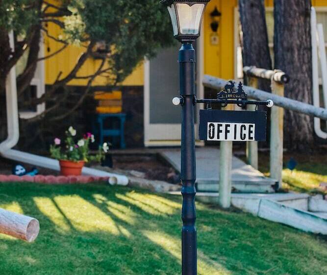 فندق على الطريق The Pines Country Inn