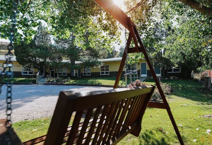 فندق على الطريق The Pines Country Inn