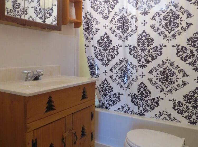 Мотель The Pines Country Inn