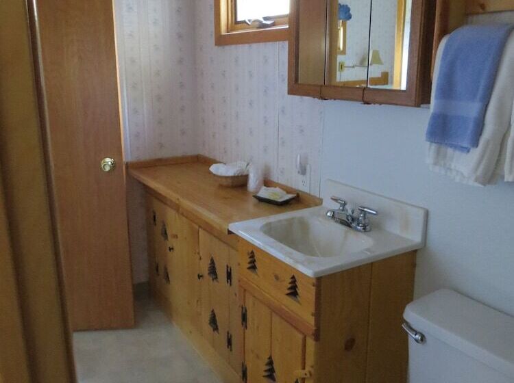 Мотель The Pines Country Inn