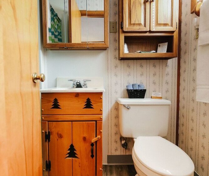 Мотель The Pines Country Inn