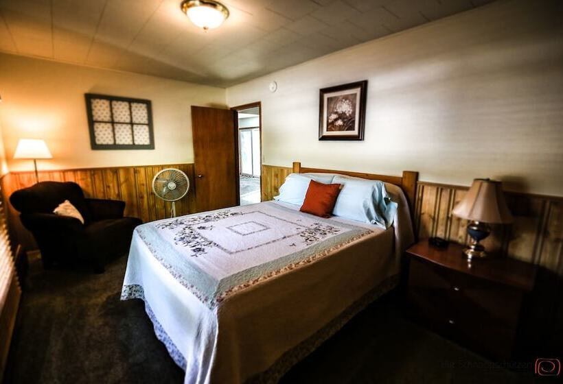 Мотель The Pines Country Inn