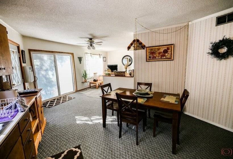 Мотель The Pines Country Inn