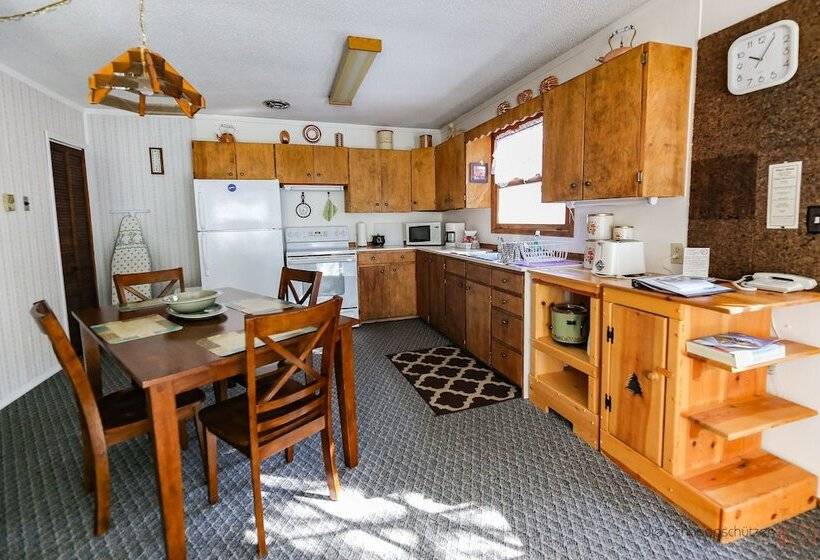 فندق على الطريق The Pines Country Inn