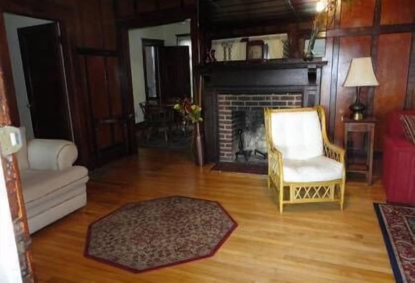 Sandpiper Beachfront Motel