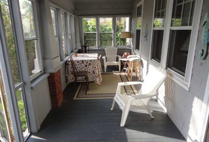 Sandpiper Beachfront Motel