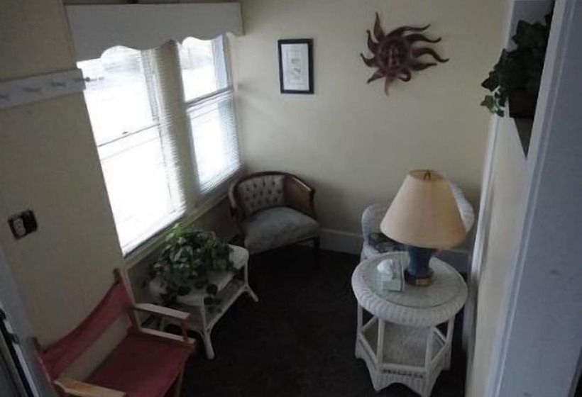 Sandpiper Beachfront Motel