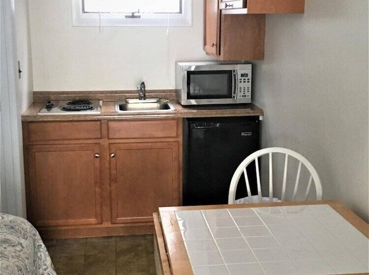 Sandpiper Beachfront Motel