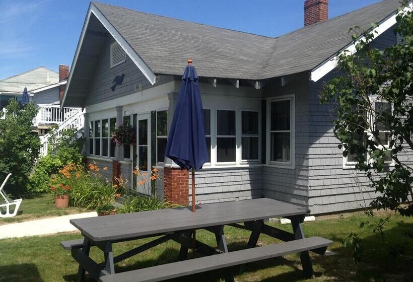 Sandpiper Beachfront Motel