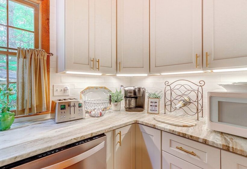 2 Decks + Fire Pit: Mountain Cabin In Big Canoe!