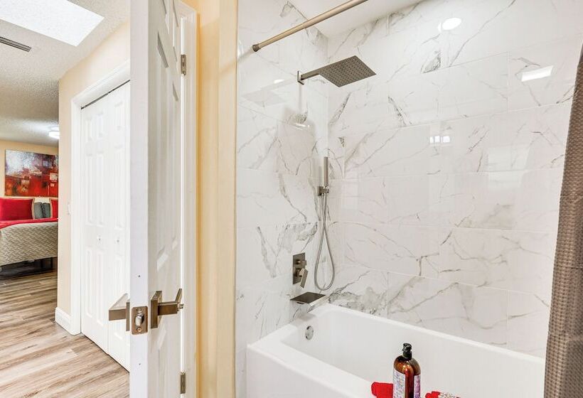 16 Mi To Downtown Tampa: Home W/ Hot Tub!