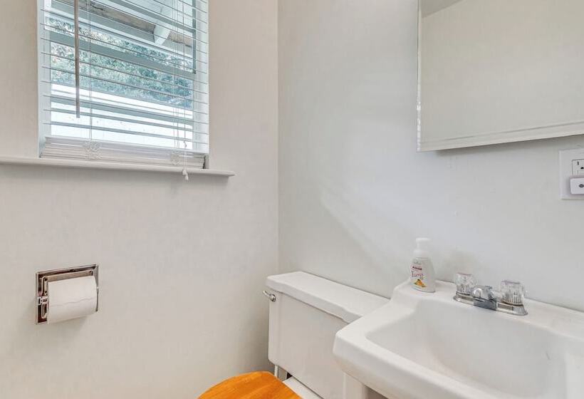 Charming Fairhope Home ~ 2 Mi To North Beach Park!