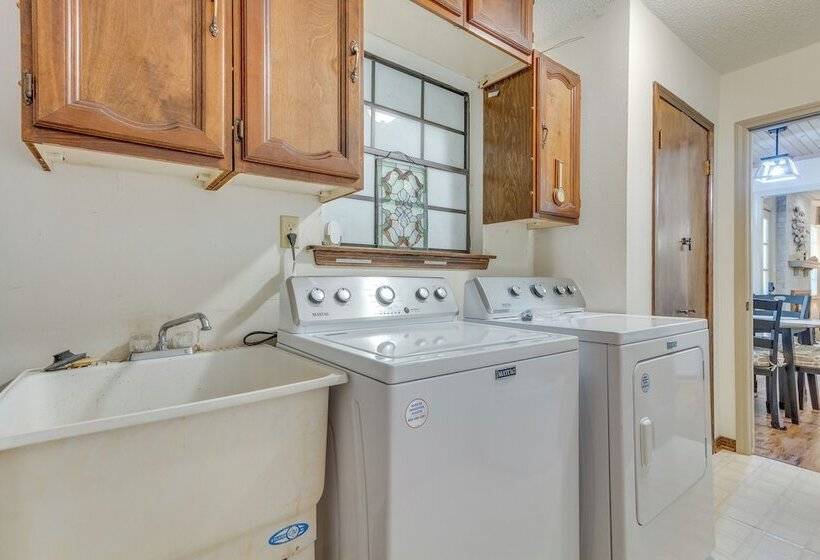 Charming Gulf Breeze Home ~ 7 Mi To Beaches!