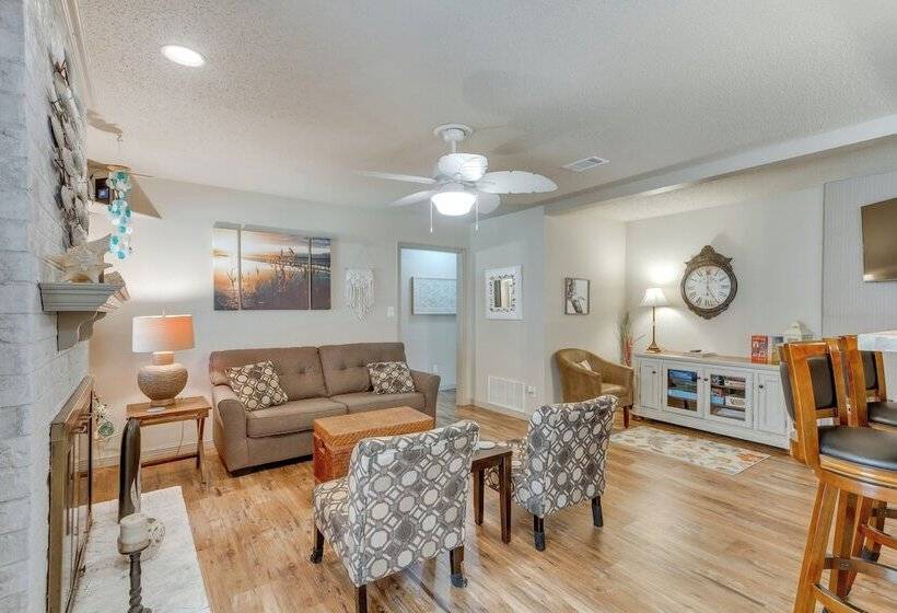 Charming Gulf Breeze Home ~ 7 Mi To Beaches!