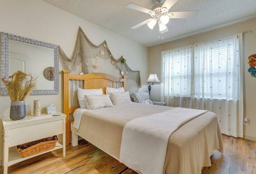 Charming Gulf Breeze Home ~ 7 Mi To Beaches!