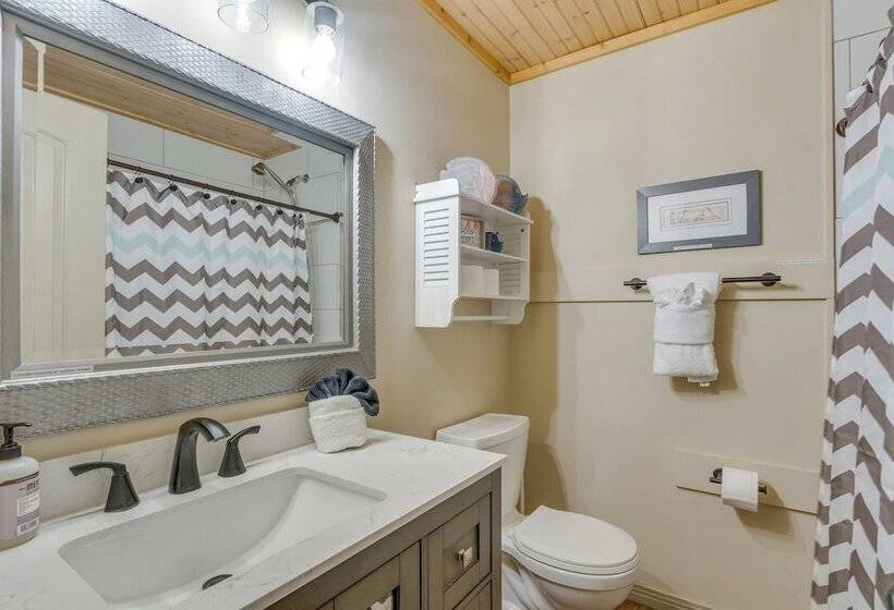 Charming Gulf Breeze Home ~ 7 Mi To Beaches!