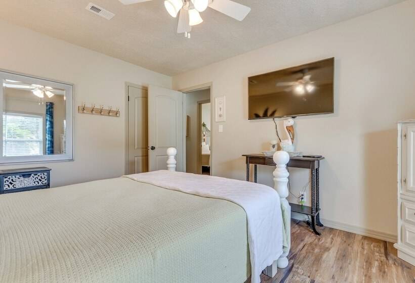 Charming Gulf Breeze Home ~ 7 Mi To Beaches!