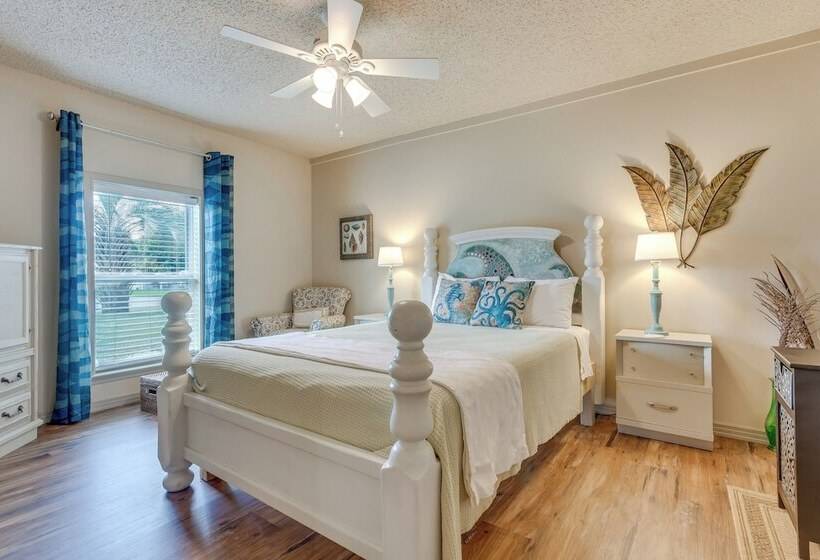 Charming Gulf Breeze Home ~ 7 Mi To Beaches!