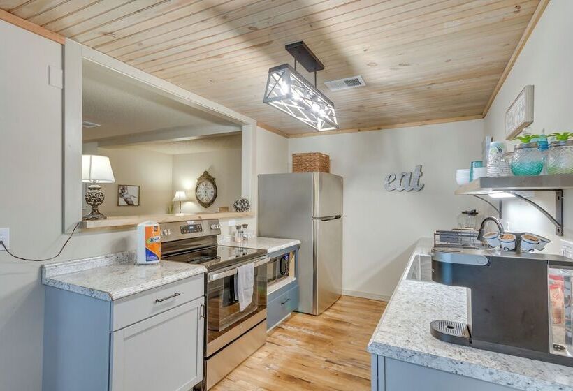 Charming Gulf Breeze Home ~ 7 Mi To Beaches!