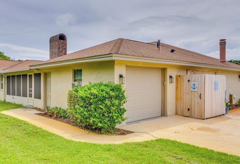 Charming Gulf Breeze Home ~ 7 Mi To Beaches!