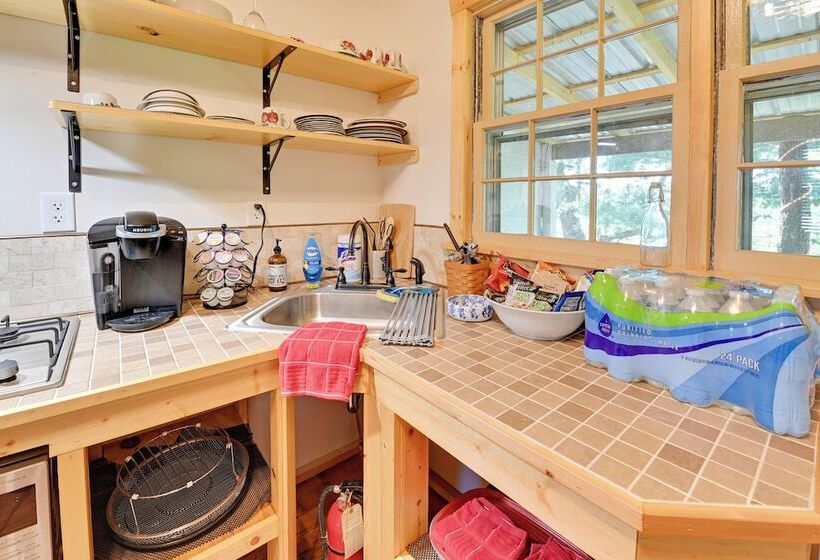 Cozy Beattyville Cabin W/ Fire Pit & Hot Tub