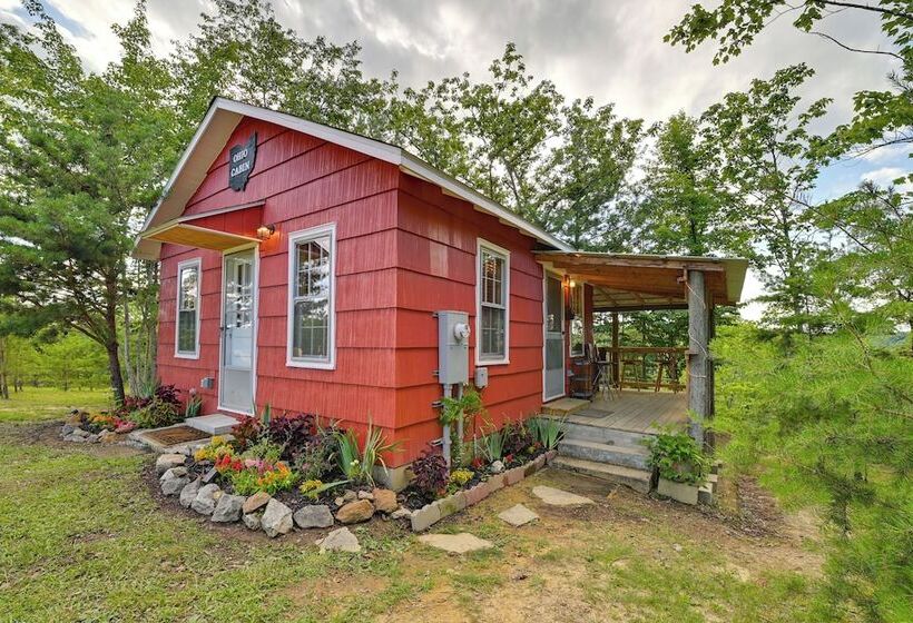 Cozy Beattyville Cabin W/ Fire Pit & Hot Tub